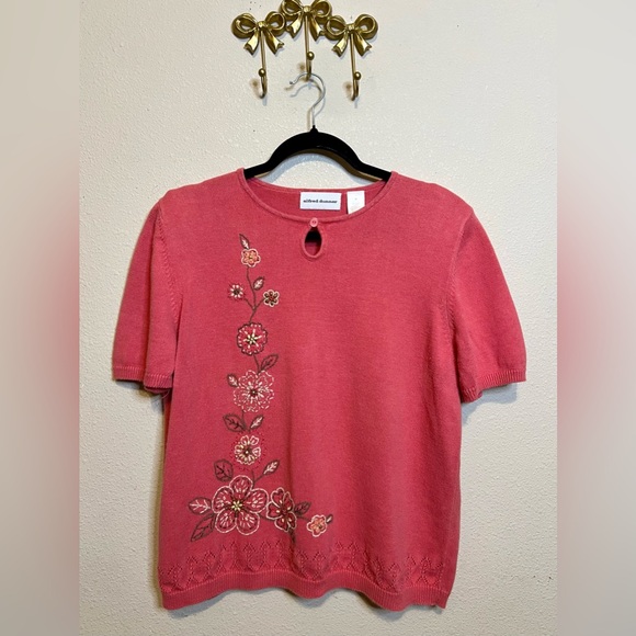 Alfred Dunner Sweaters - Alfred Dunner Coral/Rose Embroidered Short Sleeve Sweater Top. Size M
